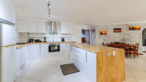 Bribie Escape, Top Floor Unit with Waterviews